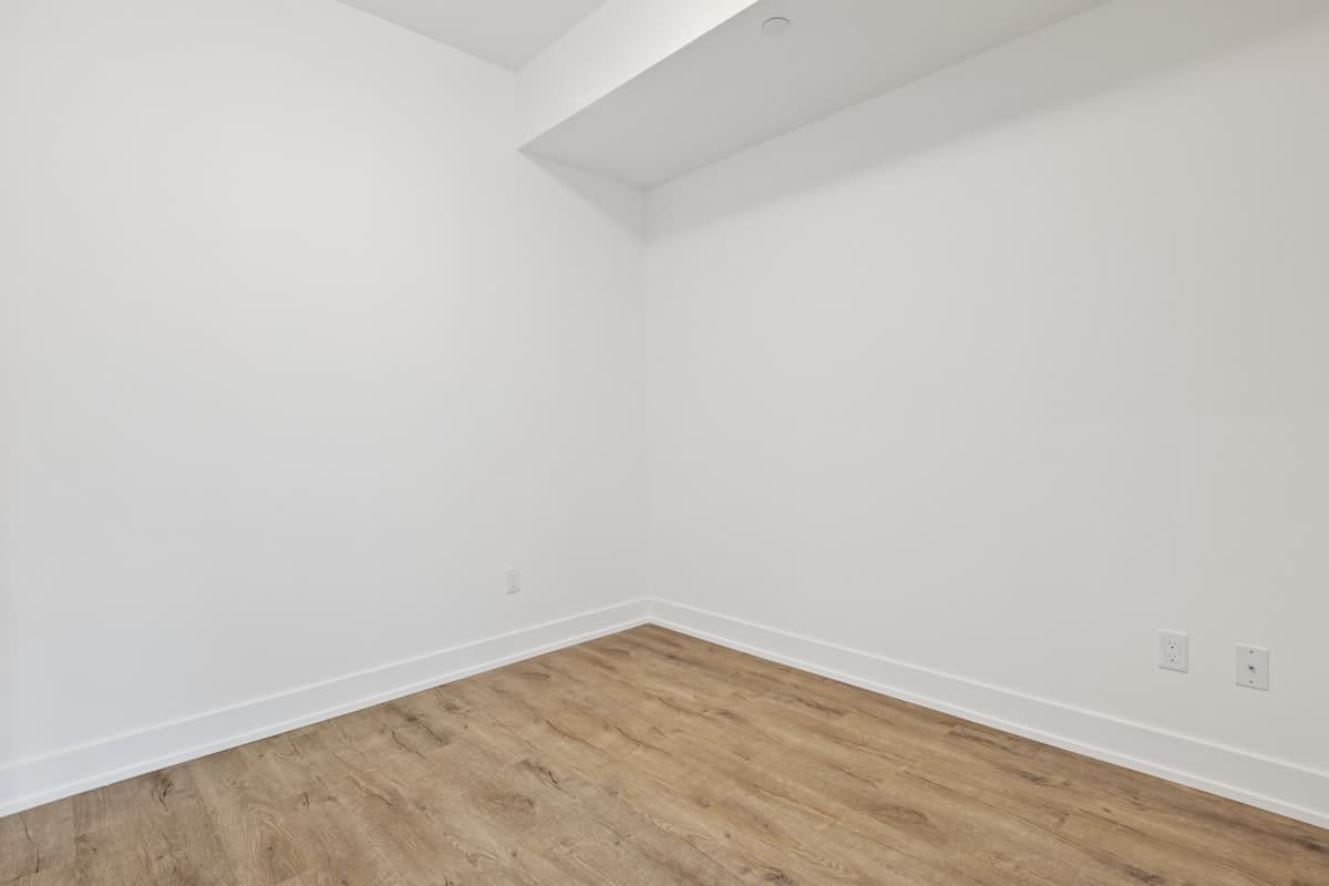 Foto de referencia: pared vacía de dormitorio, sin aprovechar
